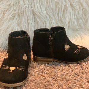 Toddler black booties with gold kitten design